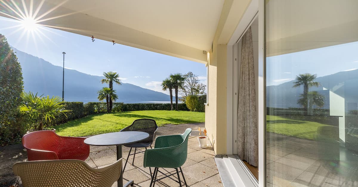 Lake Views & Style: Villa with Unobstructable Panoramic Lake Views