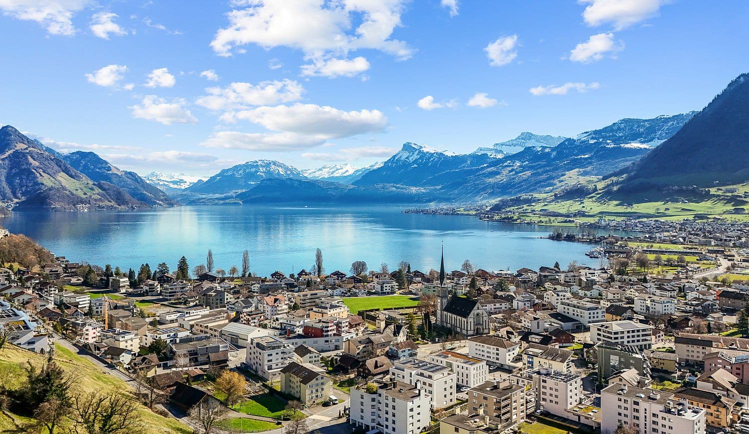 FANTASTISCHE AUSSICHT SUCHT NEUE GENIESSER – STILVOLL RESIDIEREN ÜBER DEM SEE *****