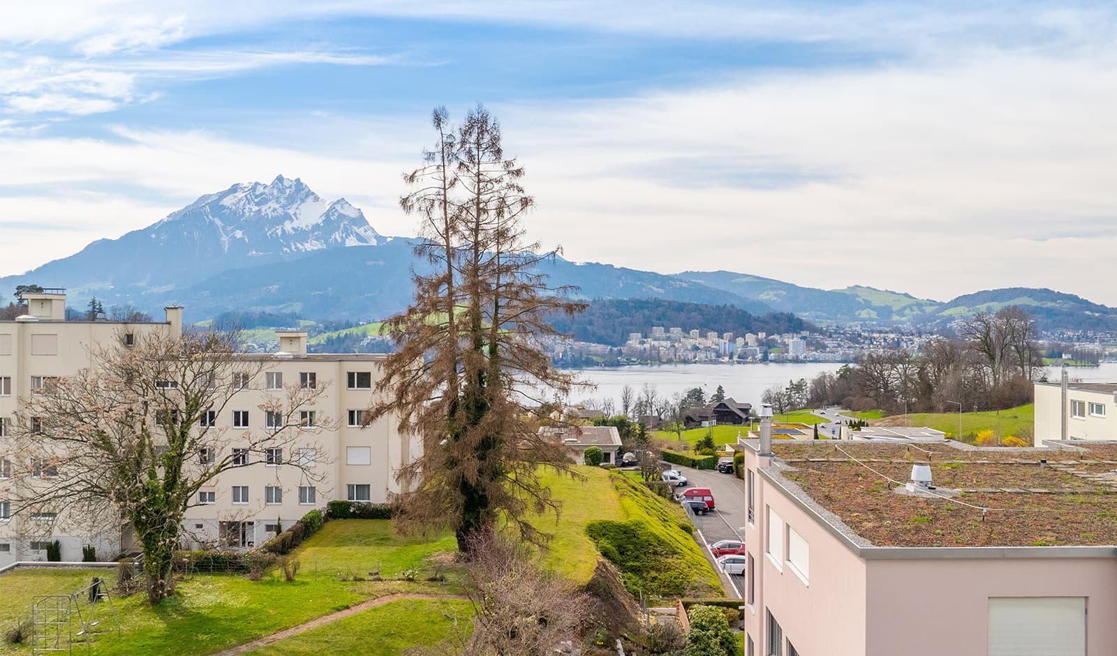 Top-Floor-Wohnung in Meggen: See- und Bergsicht mit hoher Privatsphäre