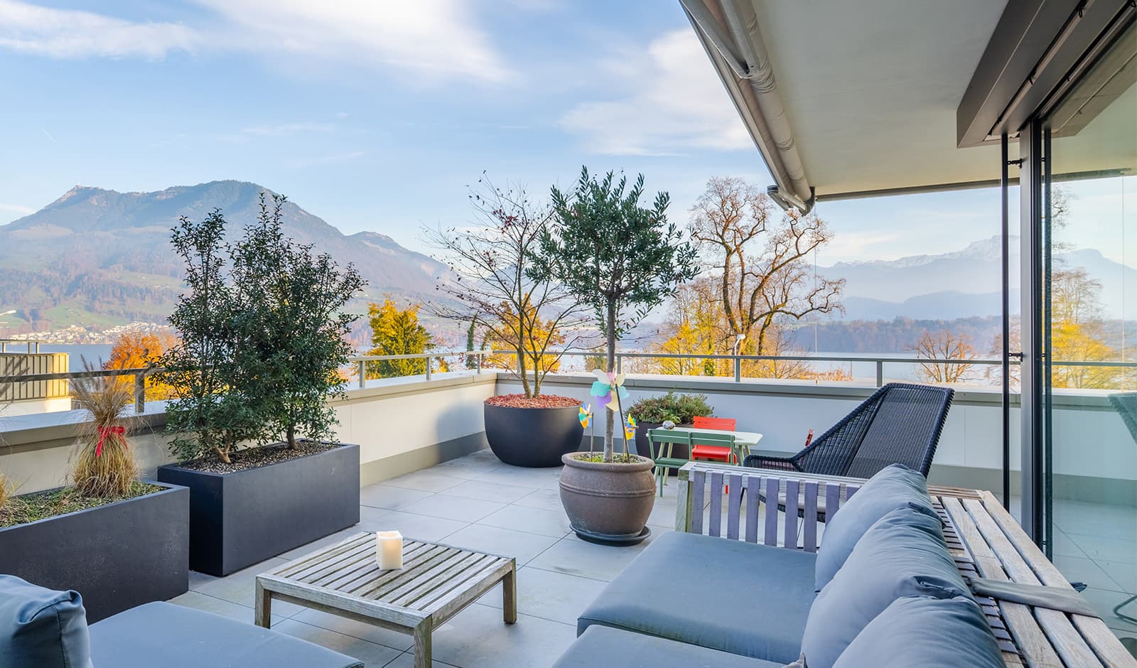 Eleganz. Aussicht. Sonne. Ihr neues Zuhause im beliebten Meggen