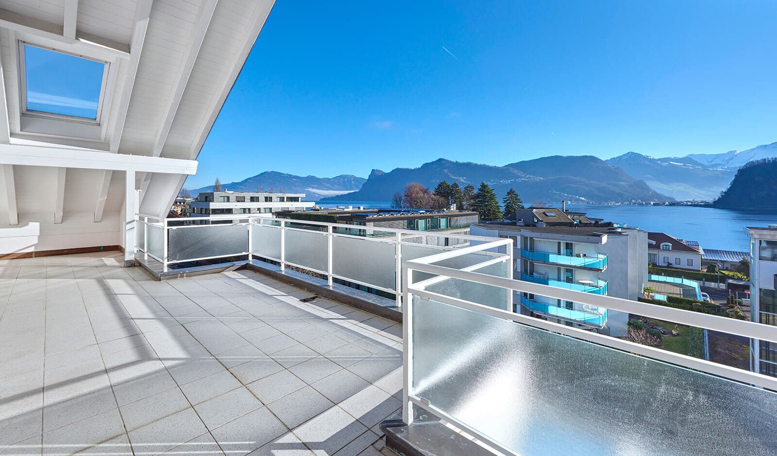 Grosszügige 7.5-Zimmer-Attikawohnung mit schöner Fernsicht