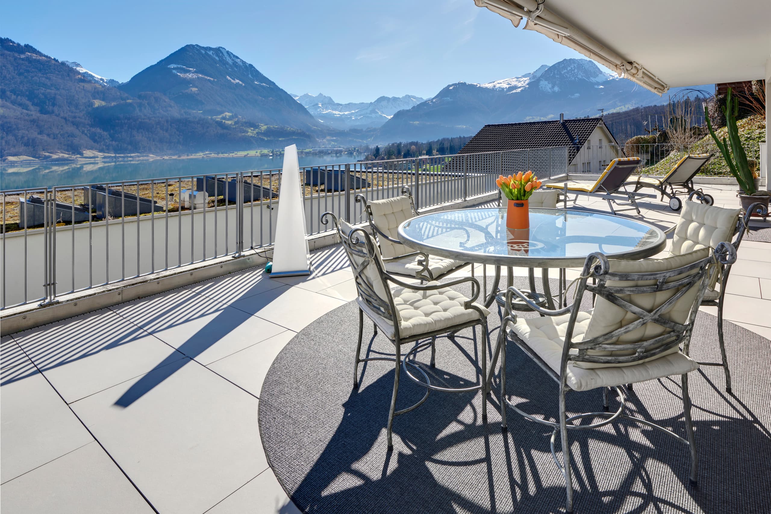 Sonnenverwöhnte Terrassenwohnung mit See- und Bergsicht