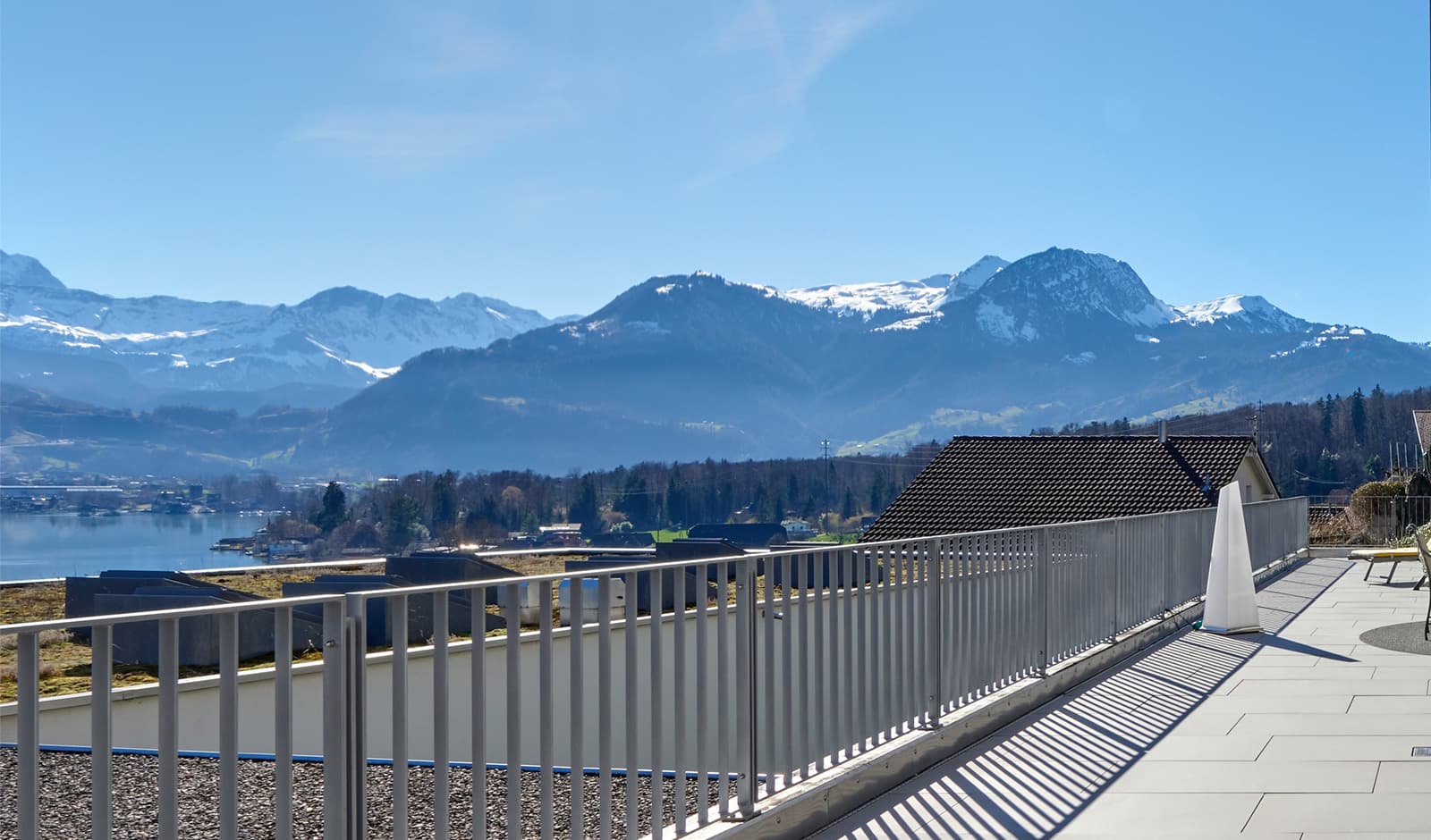 Sonnige Terrassenwohnung mit traumhafter Seesicht