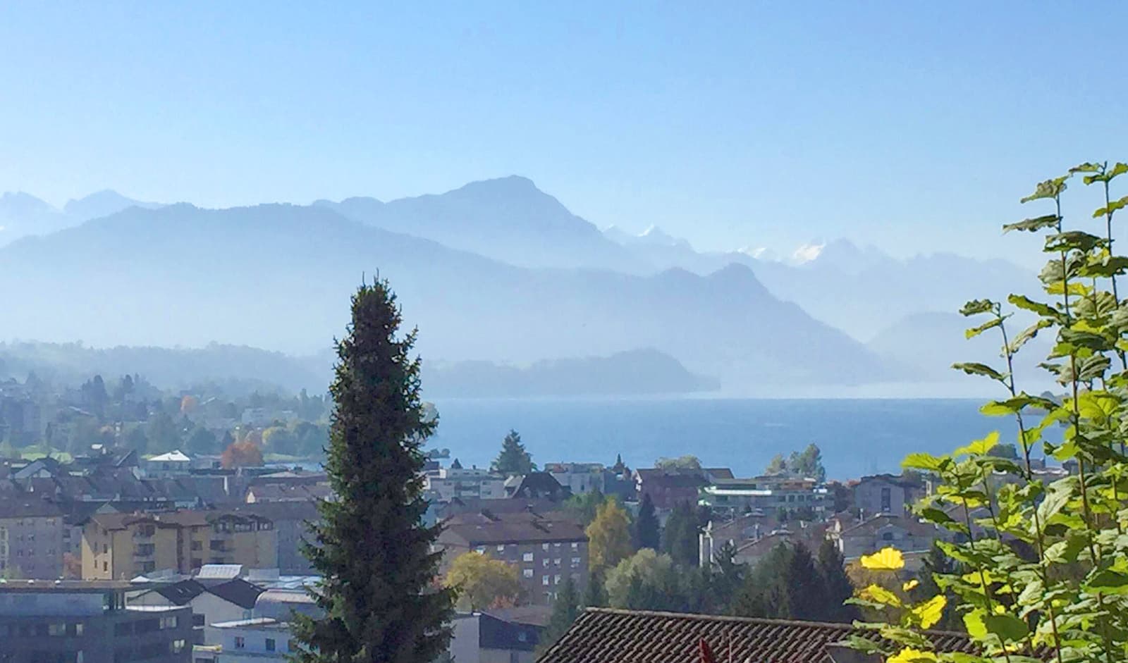 Reiheneckhaus mit Panoramasicht auf See und Berge