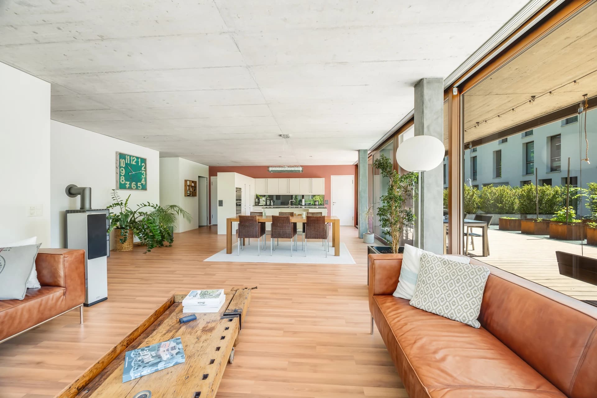 Helle Parterre-Wohnung mit beeindruckende Sitzplatz und Aussicht in 6440 Ingenbohl-Brunnen