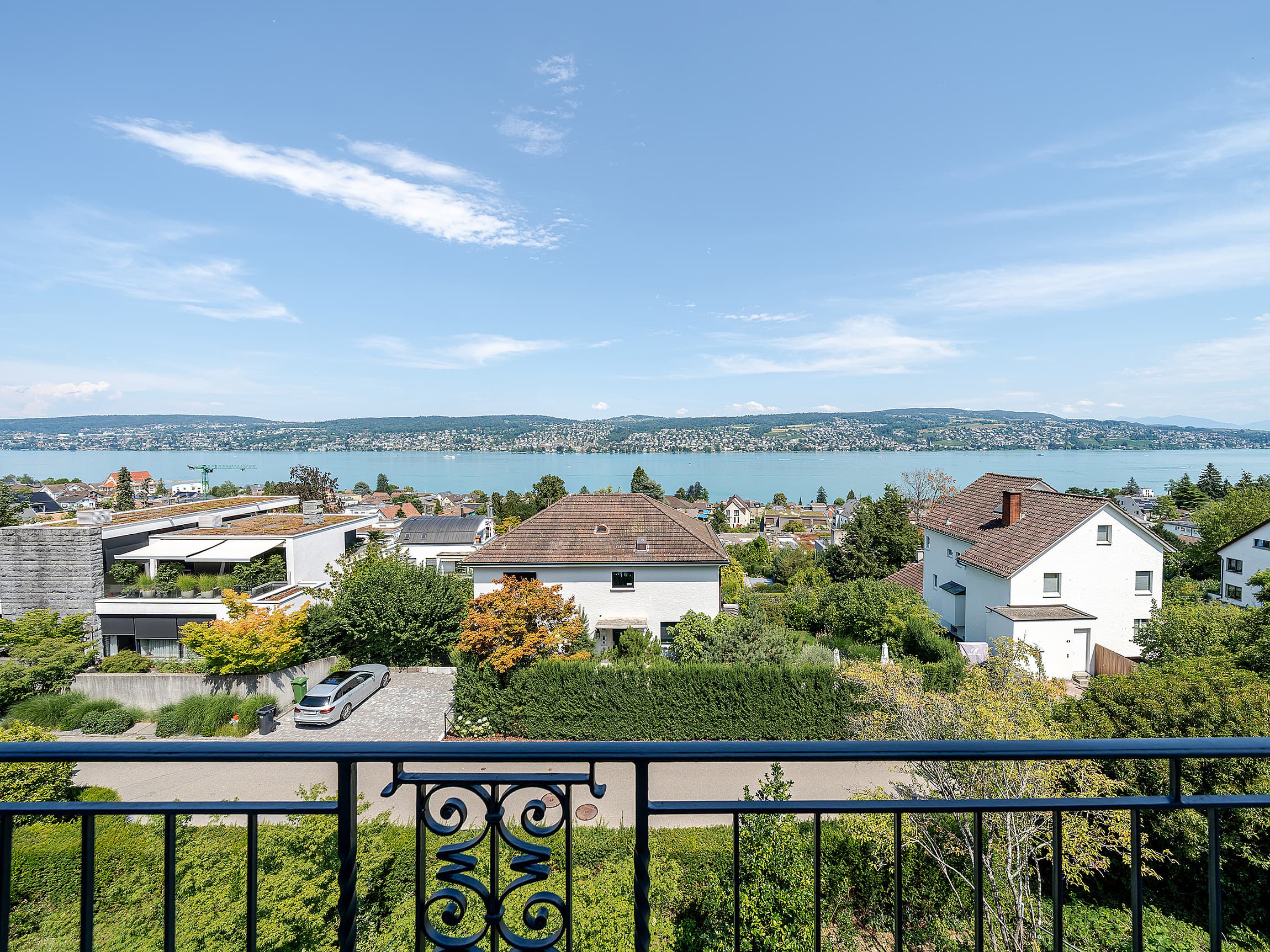 7‑room semi-detached house with a stunning view of Lake Zurich