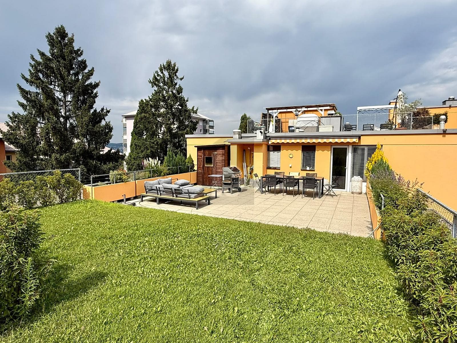 MODERN MIT GROSSER TERRASSE UND CHEMINÉE